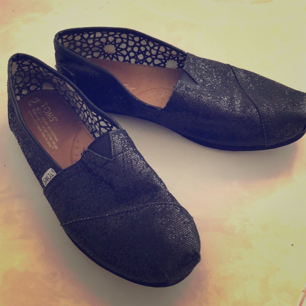 Toms black slip-on.